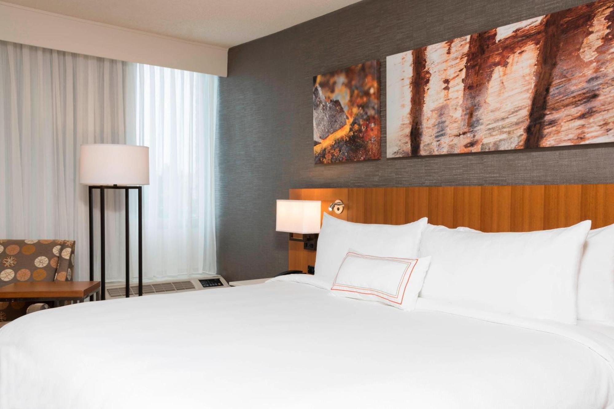 Sonesta Grand Rapids Airport Hotel 3*