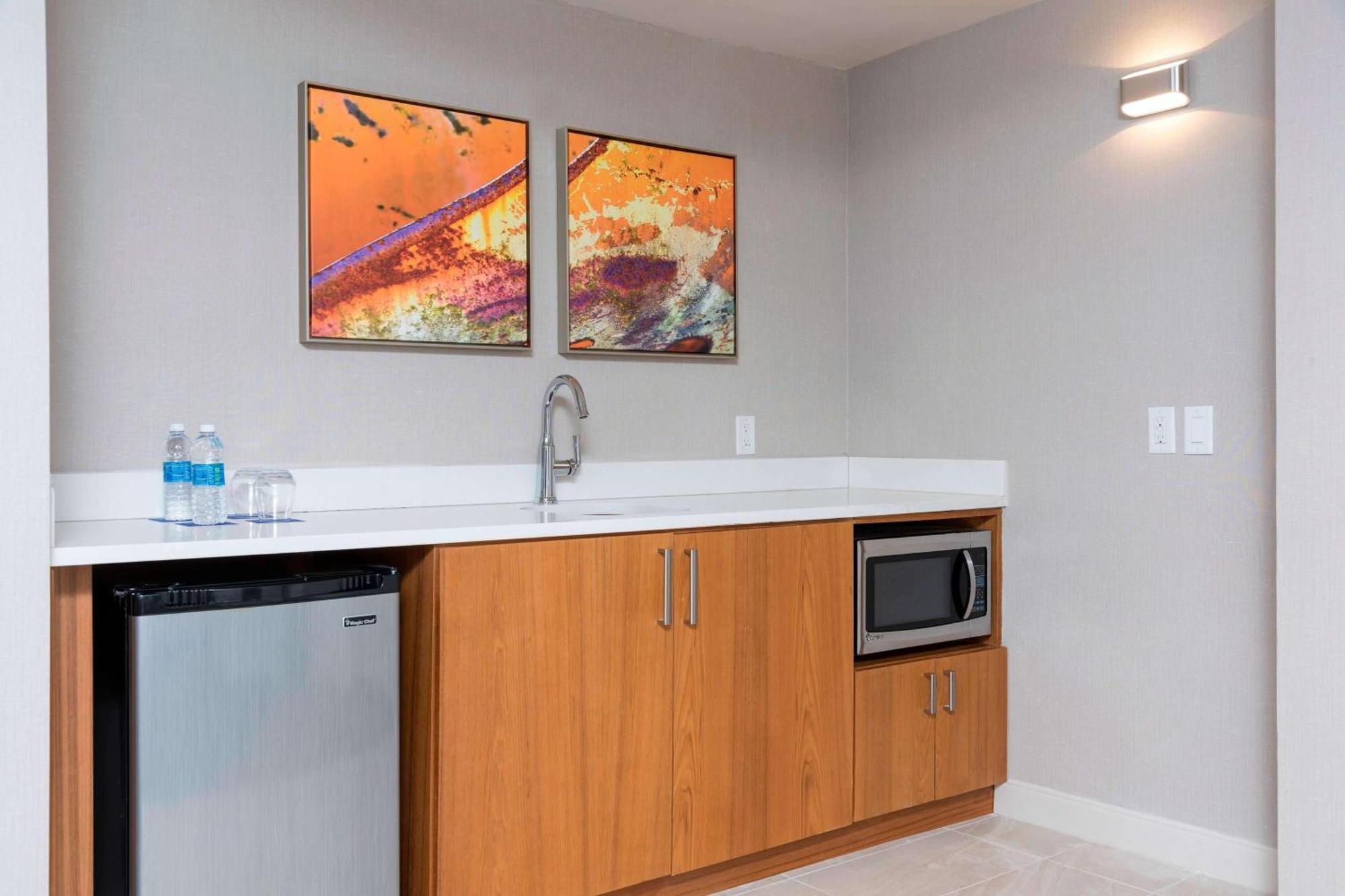 Sonesta Grand Rapids Airport Hotel 3*